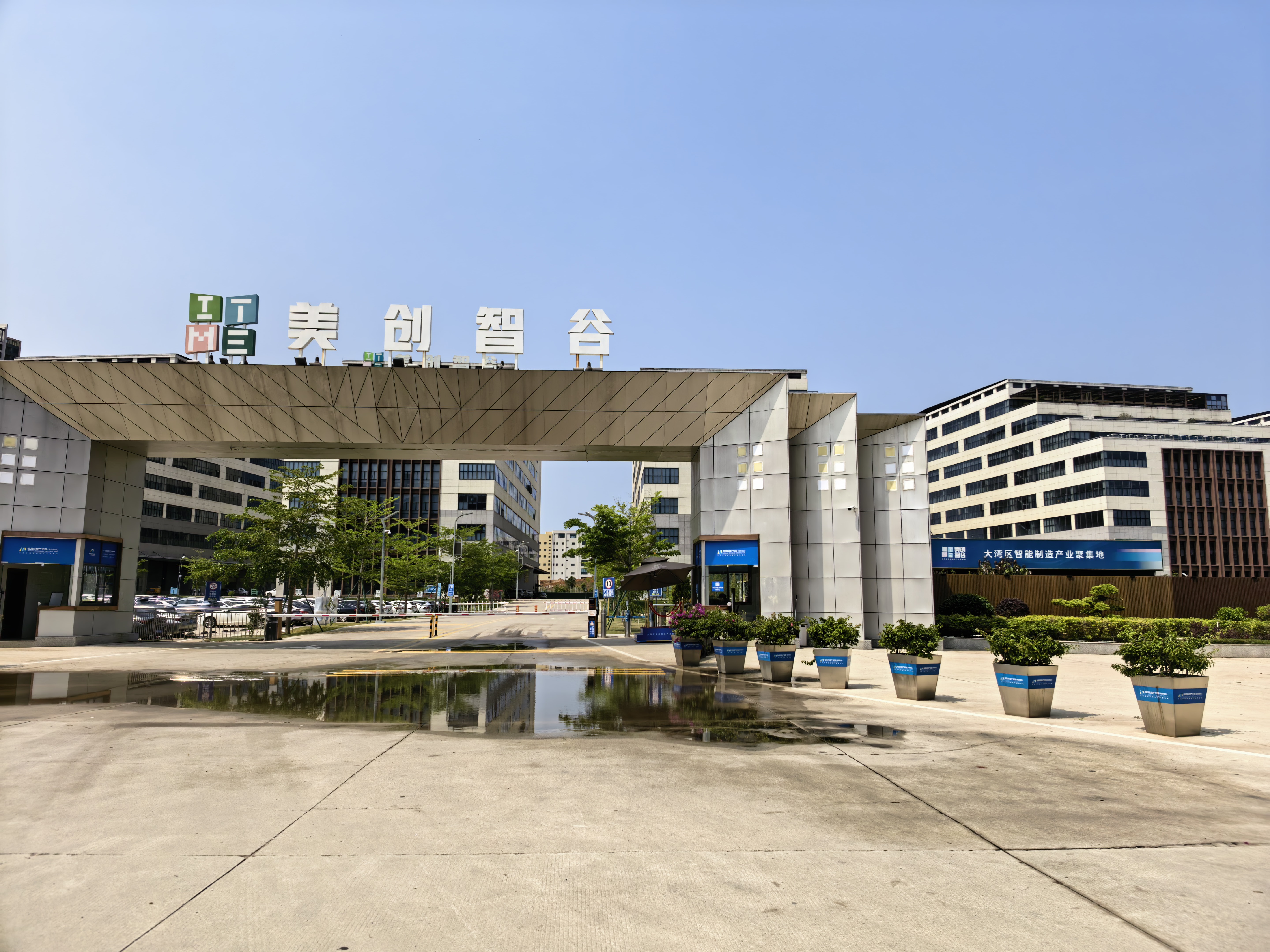 惠州美創智谷租賃潔臣士LS19駕駛式掃地車清潔案例