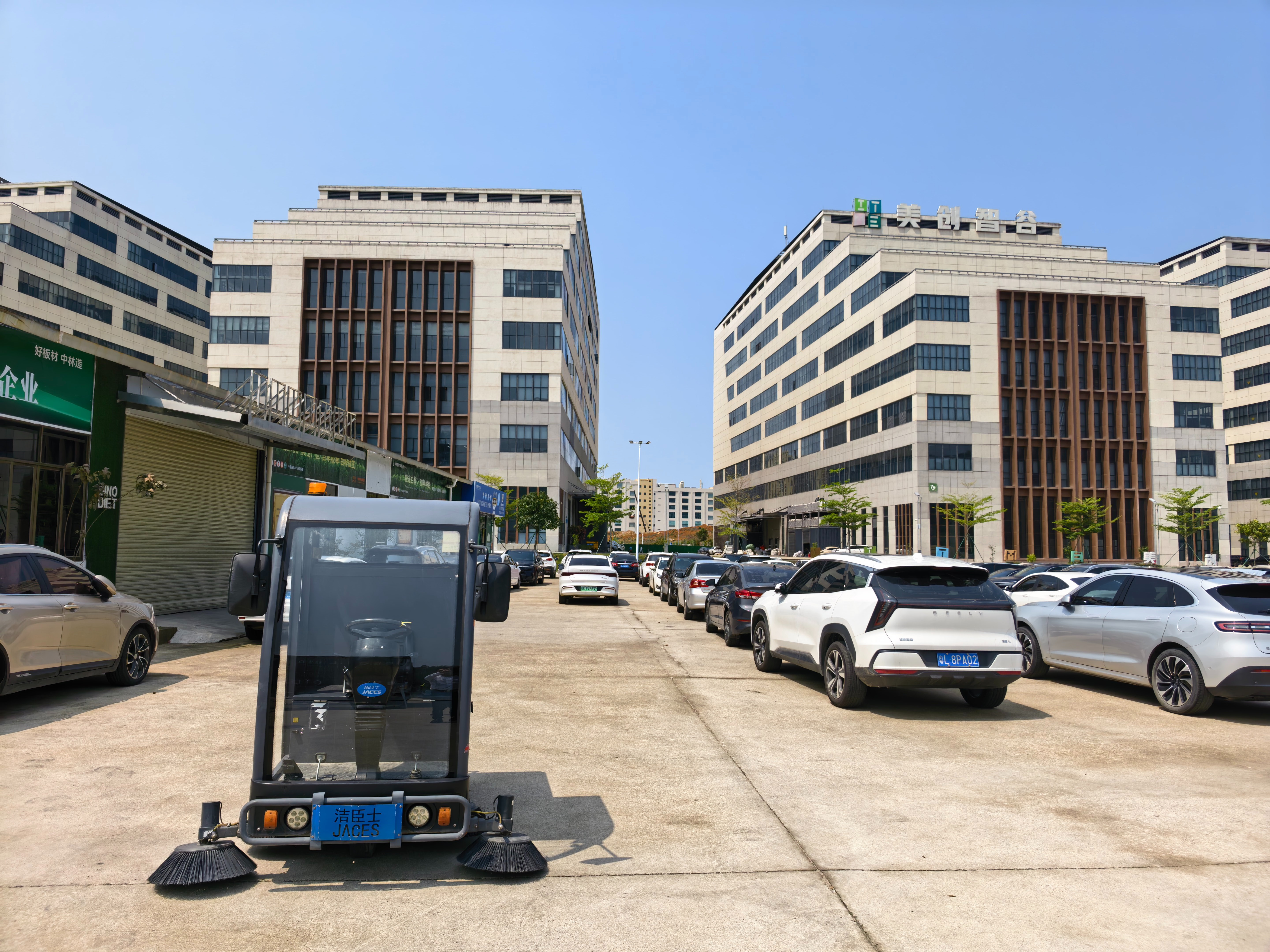 潔臣士駕駛式掃地車 潔臣士駕駛式掃地車